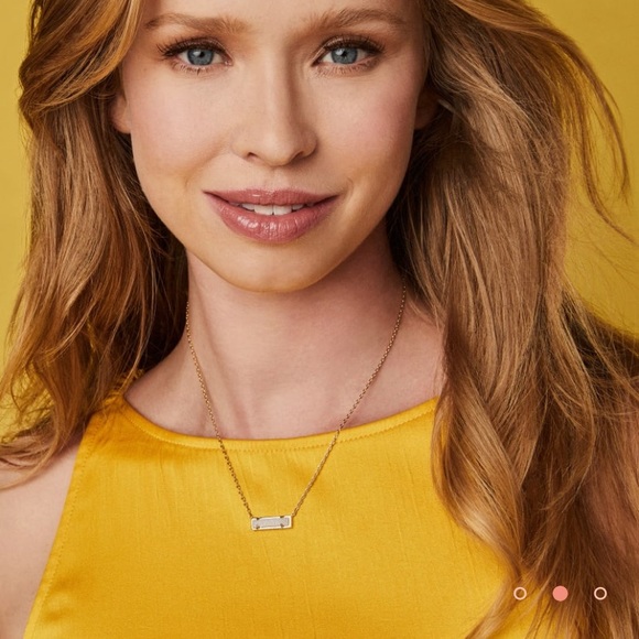 Kendra Scott Leanor Gold Short Pendant Necklace in Iridescent Drusy - Picture 2 of 4